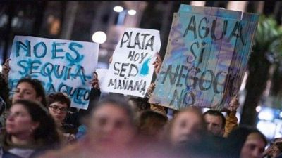 Protestas frente a la principal embotelladora de agua en Uruguay