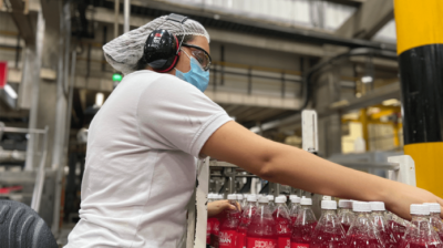 Coca-Cola ofrece vacante con sueldo de 34,000 pesos mensuales