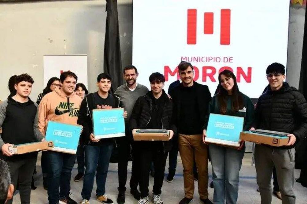 Casi 2000 estudiantes de Morn recibieron netbooks del Plan Conectar Igualdad Bonaerense