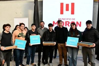 Casi 2000 estudiantes de Morón recibieron netbooks del Plan Conectar Igualdad Bonaerense