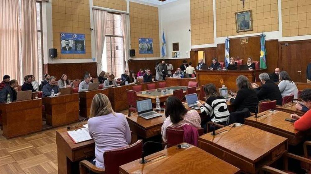 El Concejo pide al gobierno el cumplimiento de dos ordenanzas sobre refugios peatonales y VIH/Sida