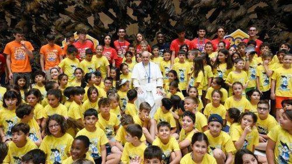 El abrazo del Papa a los ni�os del centro veraniego en el Vaticano