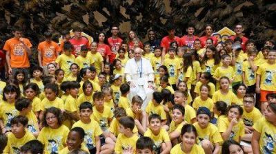 El abrazo del Papa a los ni�os del centro veraniego en el Vaticano