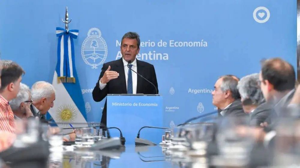 Sergio Massa enva una segunda delegacin al FMI, mientras hace campaa con obras y pymes