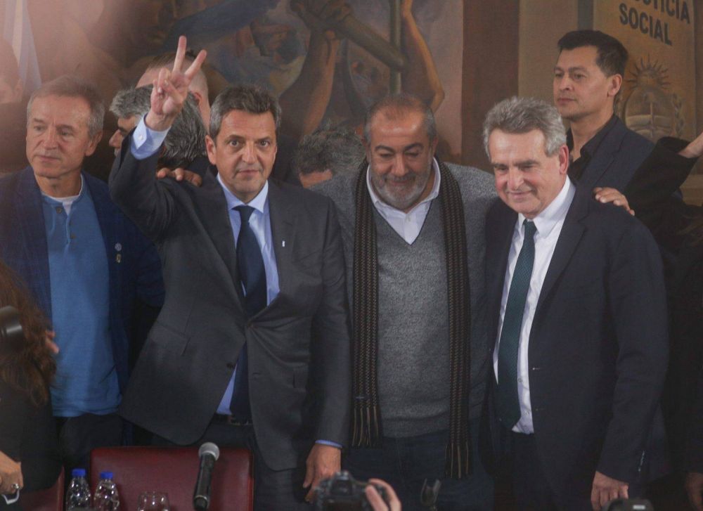 Muchachos, ahora nos volvimos a ilusionar: el clima de los pasillos de la CGT, que ahora espera que se desinfle Milei para pegar su pleno a Massa