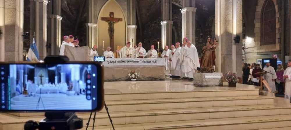 Mons. Ares asumi en Bariloche alentando a ser una 'Iglesia en salida'