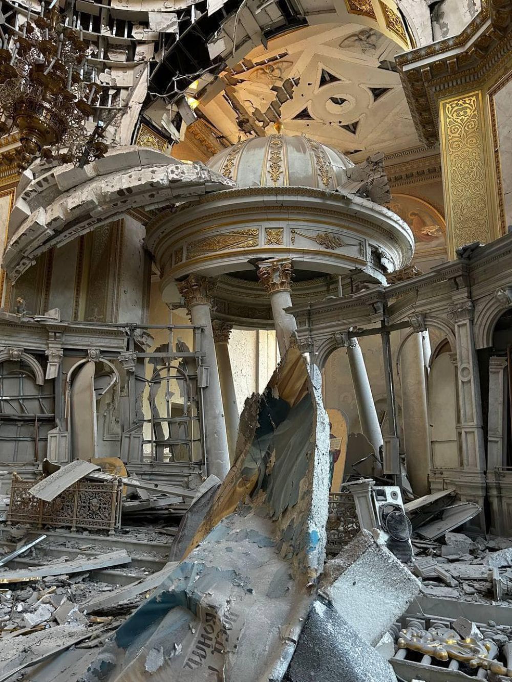 Misiles rusos daan gravemente una histrica catedral en Ucrania