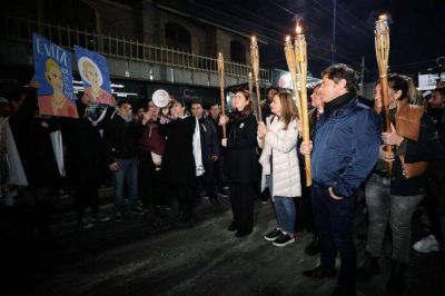 Moreno: Kicillof participó de la Marcha de las Antorchas en homenaje a Eva Perón