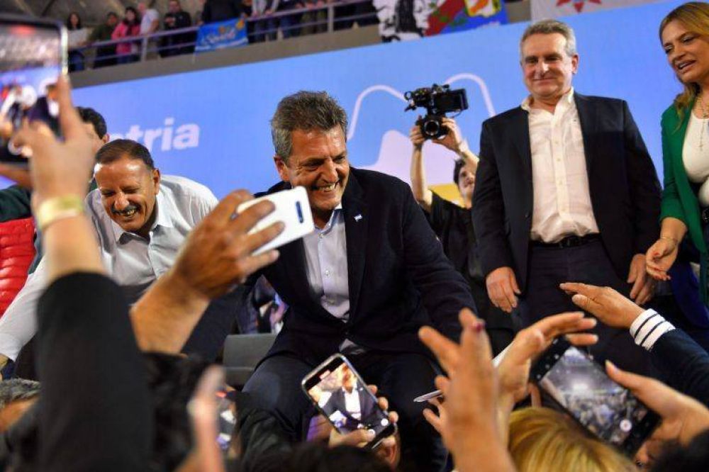 Desde viviendas populares al reconocimiento de los cuidados comunitarios: organizaciones sociales le entregaron a Massa un �paquete de medidas� para implementar si gana la presidencia