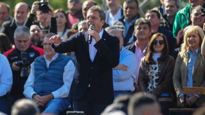 Con promesas de quitar retenciones, Sergio Massa arranca la campa�a en Cuyo