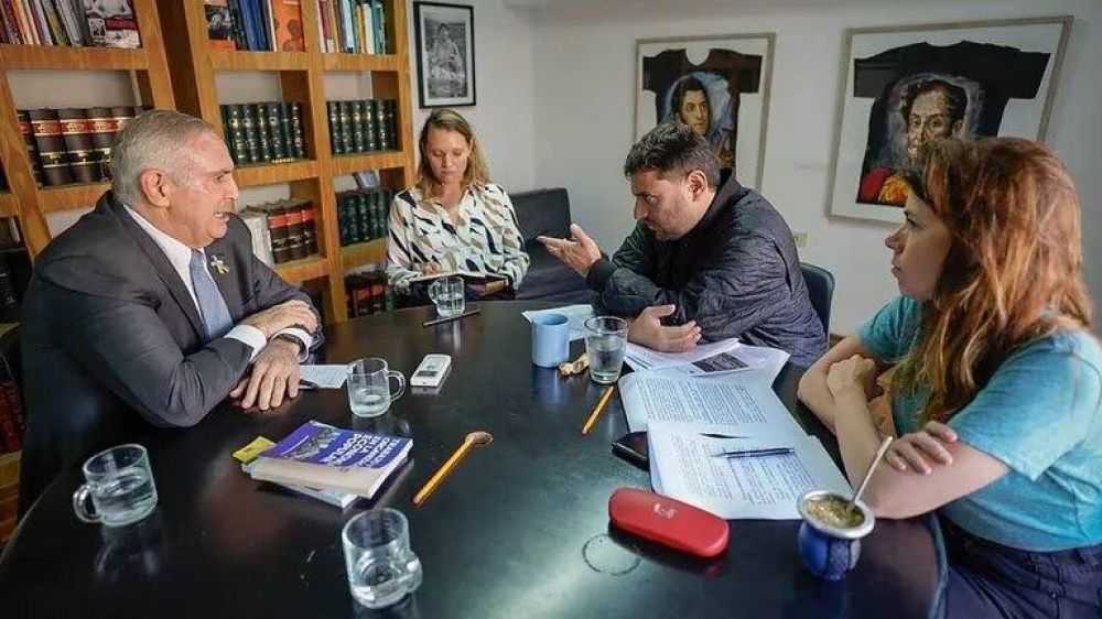 El embajador de los Estados Unidos Marc Stanley visit a Juan Grabois en su oficina de Vicente Lpez