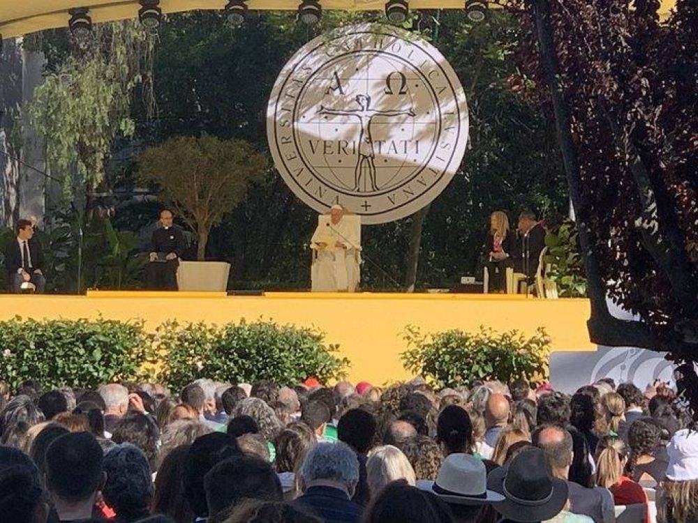 Francisco a los universitarios: Sean core�grafos de la danza de la vida