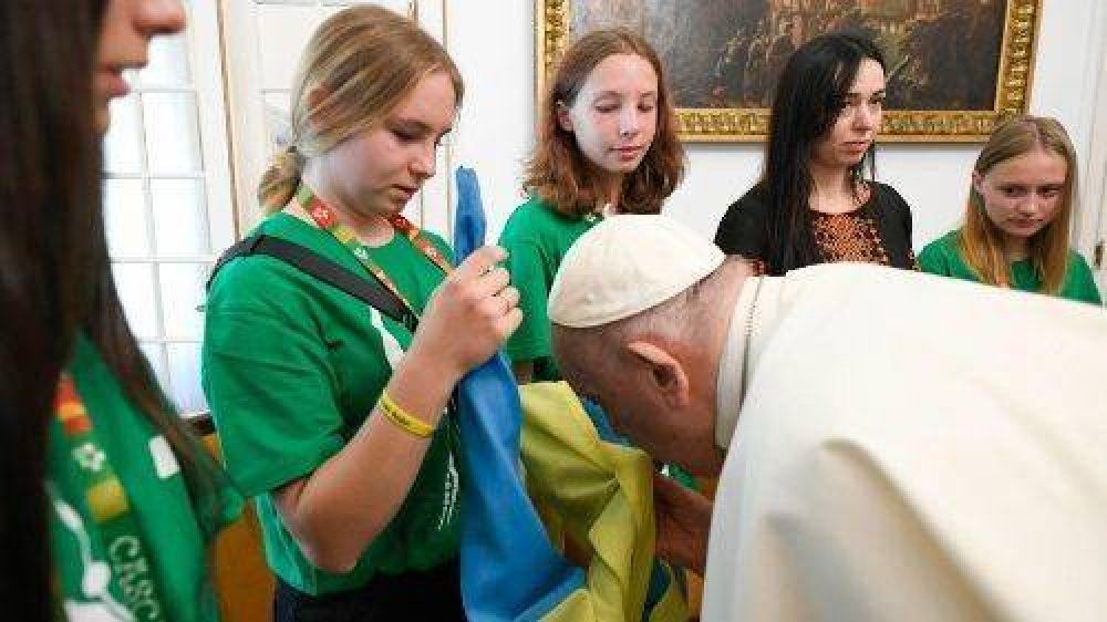 El Papa saluda a 15 j�venes ucranianos en Lisboa, oraci�n por el martirizado pa�s