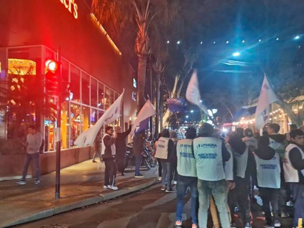 Nutrida protesta de trabajadores gastronmicos en Pichincha contra la precarizacin laboral