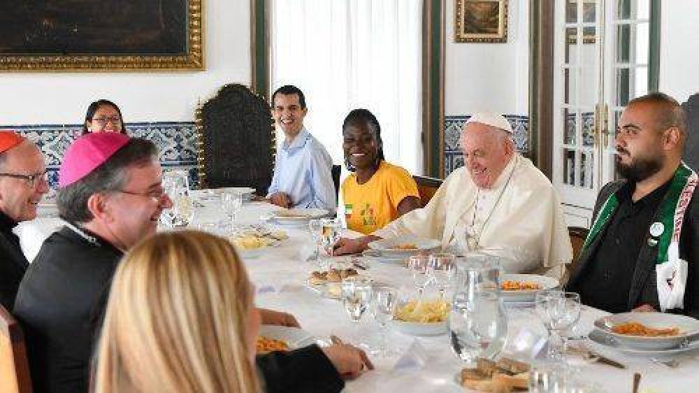 El almuerzo del Papa con algunos jvenes en la Nunciatura de Lisboa