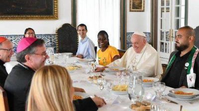 El almuerzo del Papa con algunos jóvenes en la Nunciatura de Lisboa