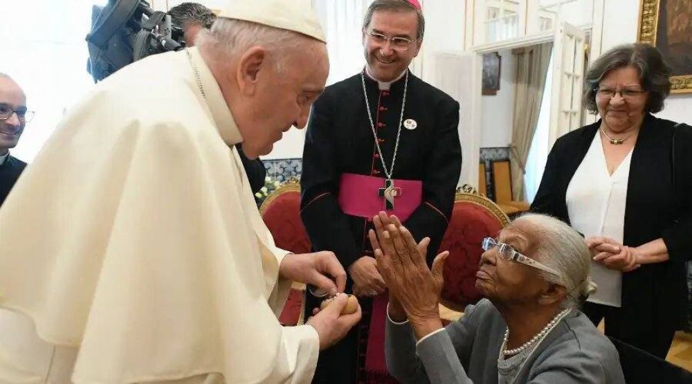 El Papa se reuni� con una anciana de 106 a�os, nacida el d�a de las apariciones de F�tima