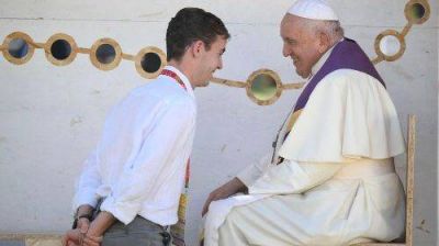 El Papa confiesa a tres j�venes en Lisboa: 'De Francisco gran acogida y sencillez'