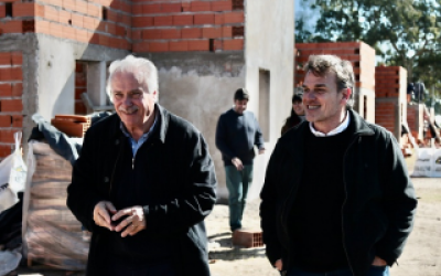 Roque Pérez: avanza la construcción de viviendas y el intendente recorrió las obras