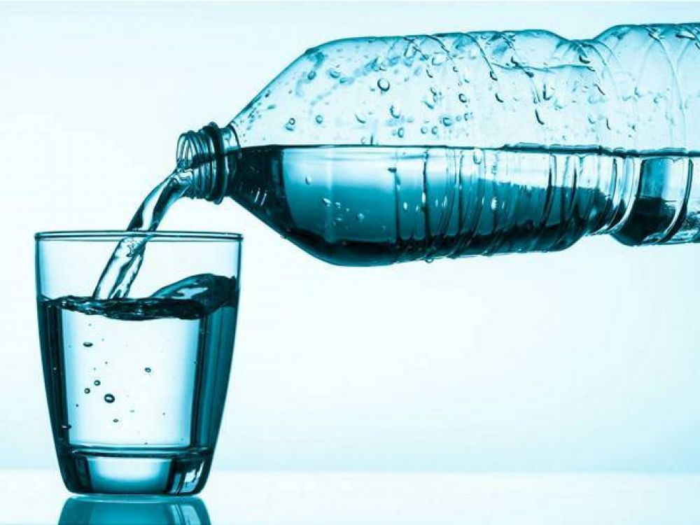 Cunto cuesta el agua mineral embotellada en el mundo?