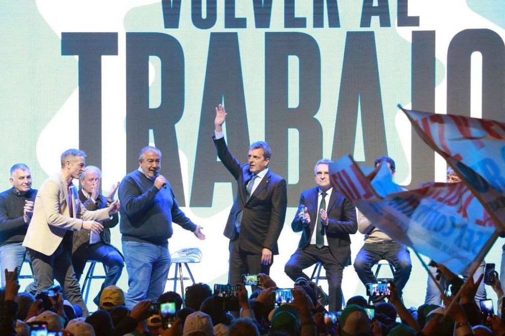 Lo que dej� el acto de la CGT: Estadio lleno, discursos expr�s, entrada controlada, poca liturgia, el pedido de un �ltimo esfuerzo y un cantito �El domingo cueste lo que cueste�