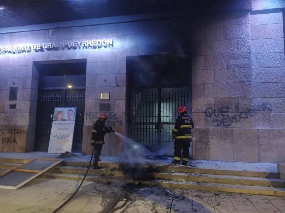 Encuentro Marplatense repudi el incendio intencional en uno de los accesos al palacio comunal