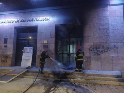 Encuentro Marplatense repudió el incendio intencional en uno de los accesos al palacio comunal