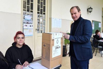 Bordet emitió su voto y convocó a votar para “consolidar la democracia”