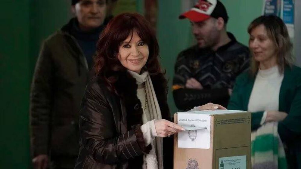 Tras haber votado en R�o Gallegos, Cristina Kirchner regresar� este lunes a Buenos Aires