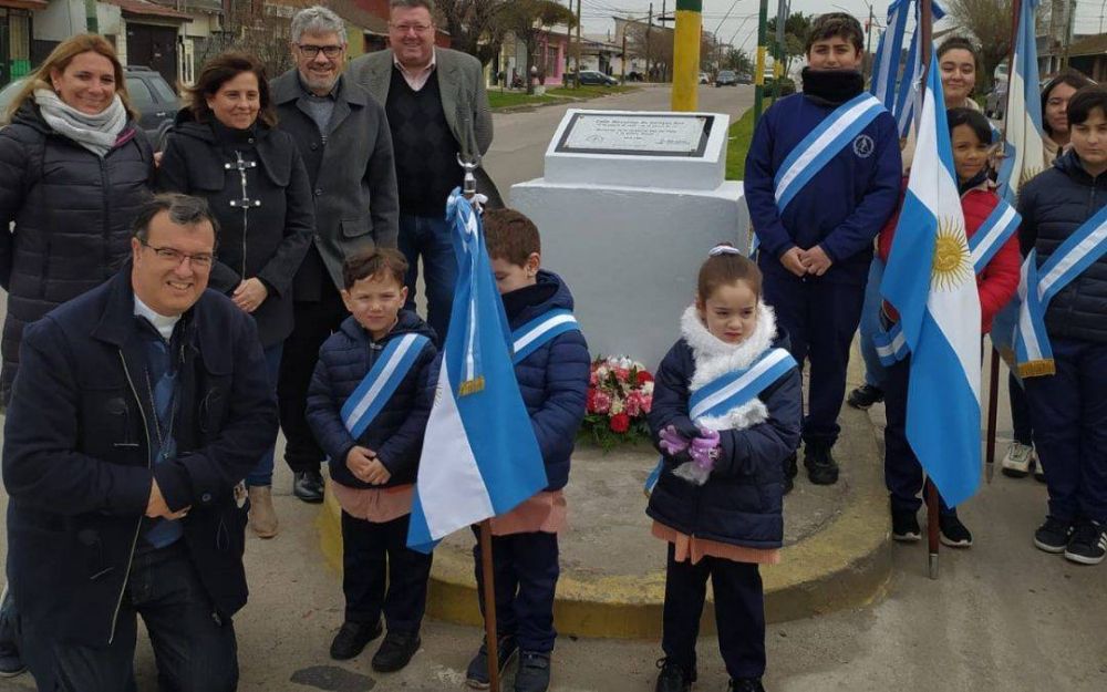 Placa y monolito de Mons. Rau