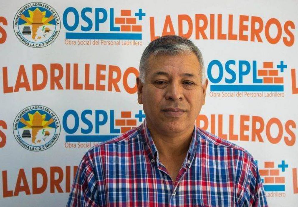 Luis Cceres saluda en su da a trabajadores y trabajadoras del sector ladrillero