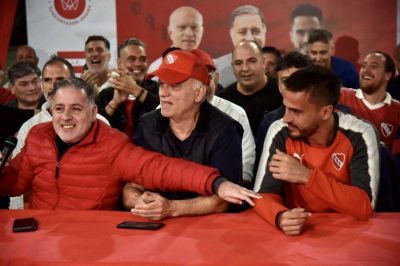Con Néstor Grindetti en campaña por la gobernación, Independiente está otra vez al rojo vivo