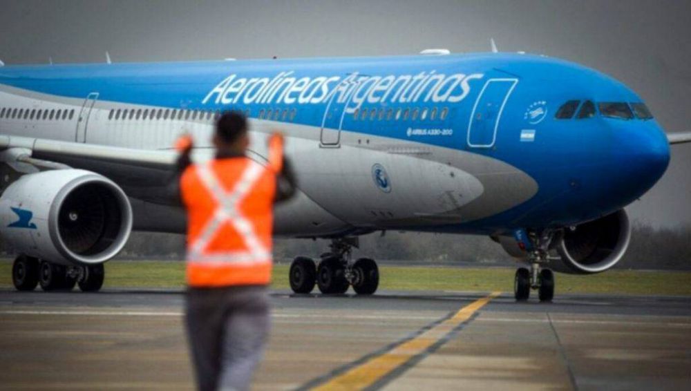 Un reclamo de pilotos de Aerolneas Argentinas demor vuelos y el conflicto podra escalar