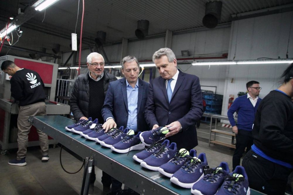 Fernando Gray y Agustn Rossi recorrieron la empresa nacional de calzado Kioshi Footwear