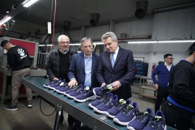 Fernando Gray y Agustín Rossi recorrieron la empresa nacional de calzado Kioshi Footwear