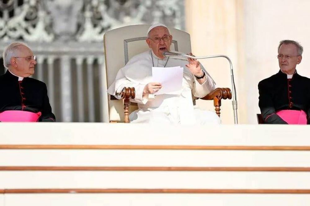 El papa Francisco salud en el Vaticano al nieto 133