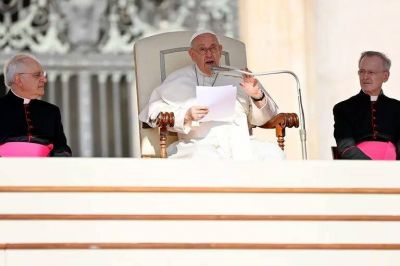 El papa Francisco saludó en el Vaticano al nieto 133