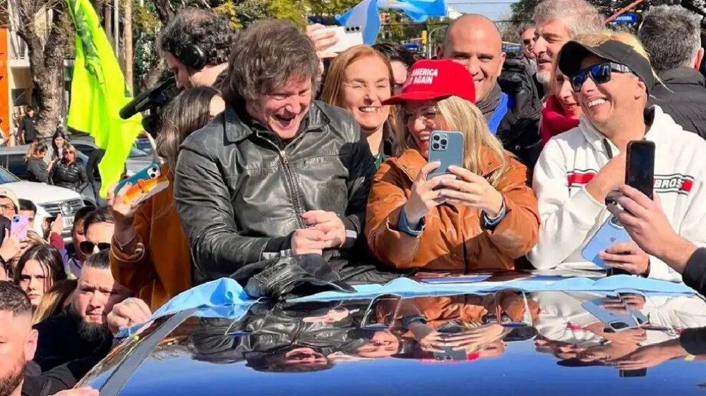 Motosierra en mano y dlares firmados: Milei condujo una caravana en La Matanza junto a Pparo y El Dipy