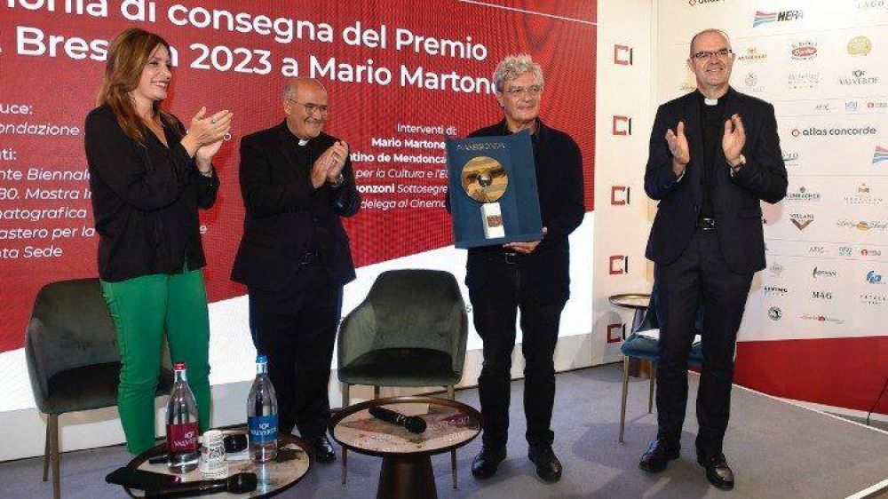 De Mendon�a: Martone llena de poes�a los vac�os de la existencia
