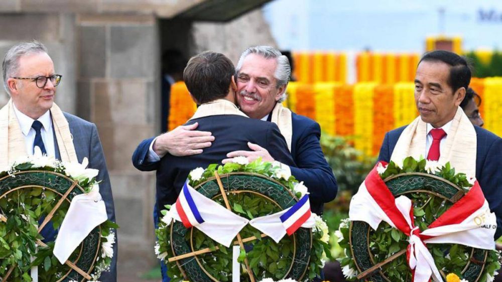 Alberto Fernndez junto a lderes del G20: homenaje a Gandhi, descalzos, con flores y estolas rosas