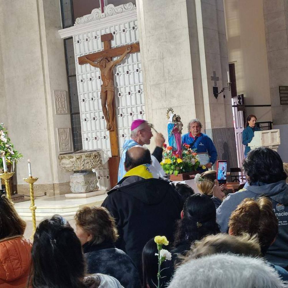 Un centenar de peregrinos expresaron su devocin a la Virgen del Rosario en Itat