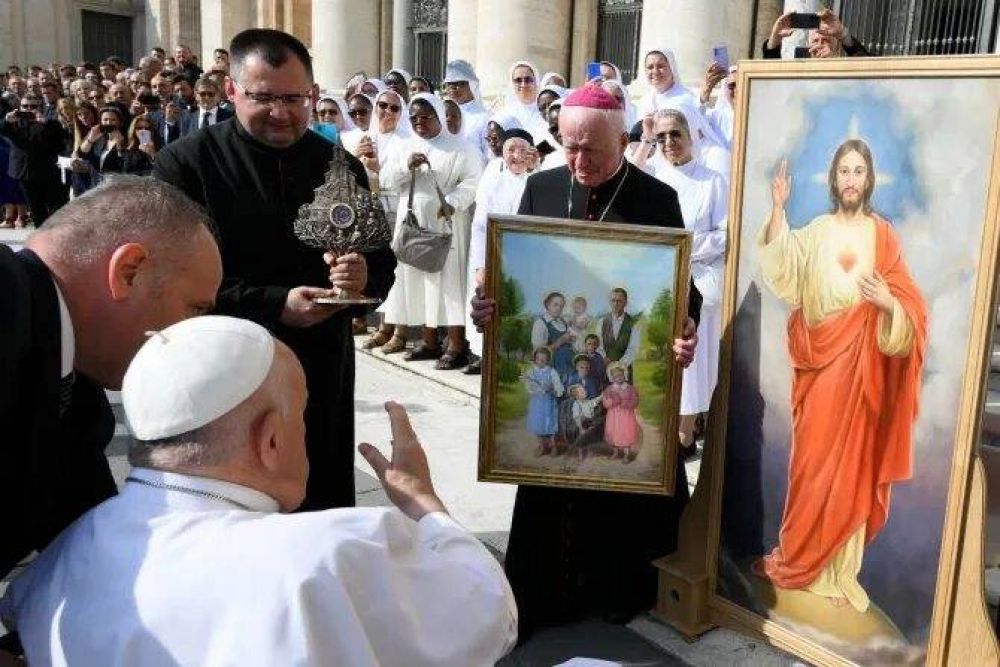 El Papa Francisco bendice en el Vaticano las reliquias de la beata familia Ulma