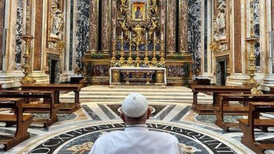 Francisco encomienda a la Virgen su viaje a Marsella