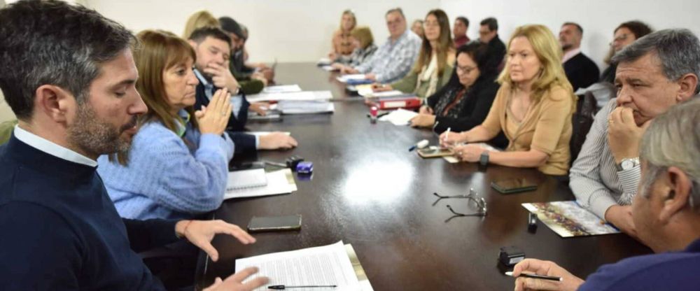 La provincia homolog acuerdos con los gremios docentes que garantizan estabilidad laboral