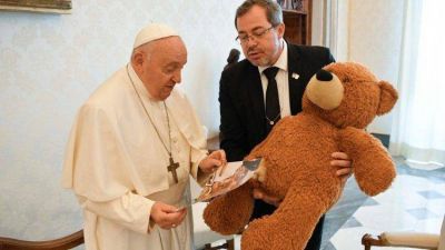El embajador ucraniano regala al Papa un peluche que simboliza a los niños muertos por las bombas