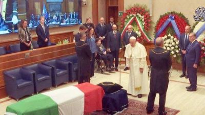 El Papa visitó el Senado italiano para rendir homenaje a Giorgio Napolitano