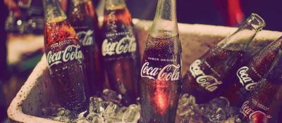 Coca-Cola busca personal: 1600 euros de sueldo, sin estudios y 4 pagas extra