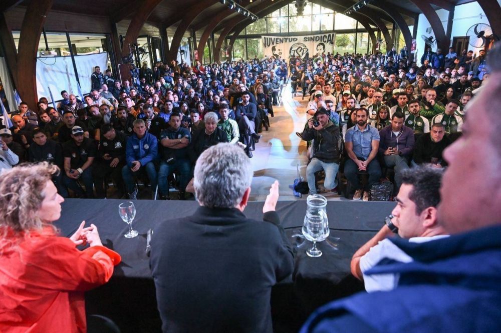 Mientras le ofrendaba un acto a Javier Milei, Barrionuevo mand un dirigente al encuentro de la Juventud Sindical con Agustn Rossi