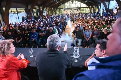 Mientras le ofrendaba un acto a Javier Milei, Barrionuevo mandó un dirigente al encuentro de la Juventud Sindical con Agustín Rossi