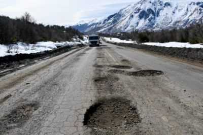 El intendente de Bariloche no quiere dejar pasar camiones de Chile